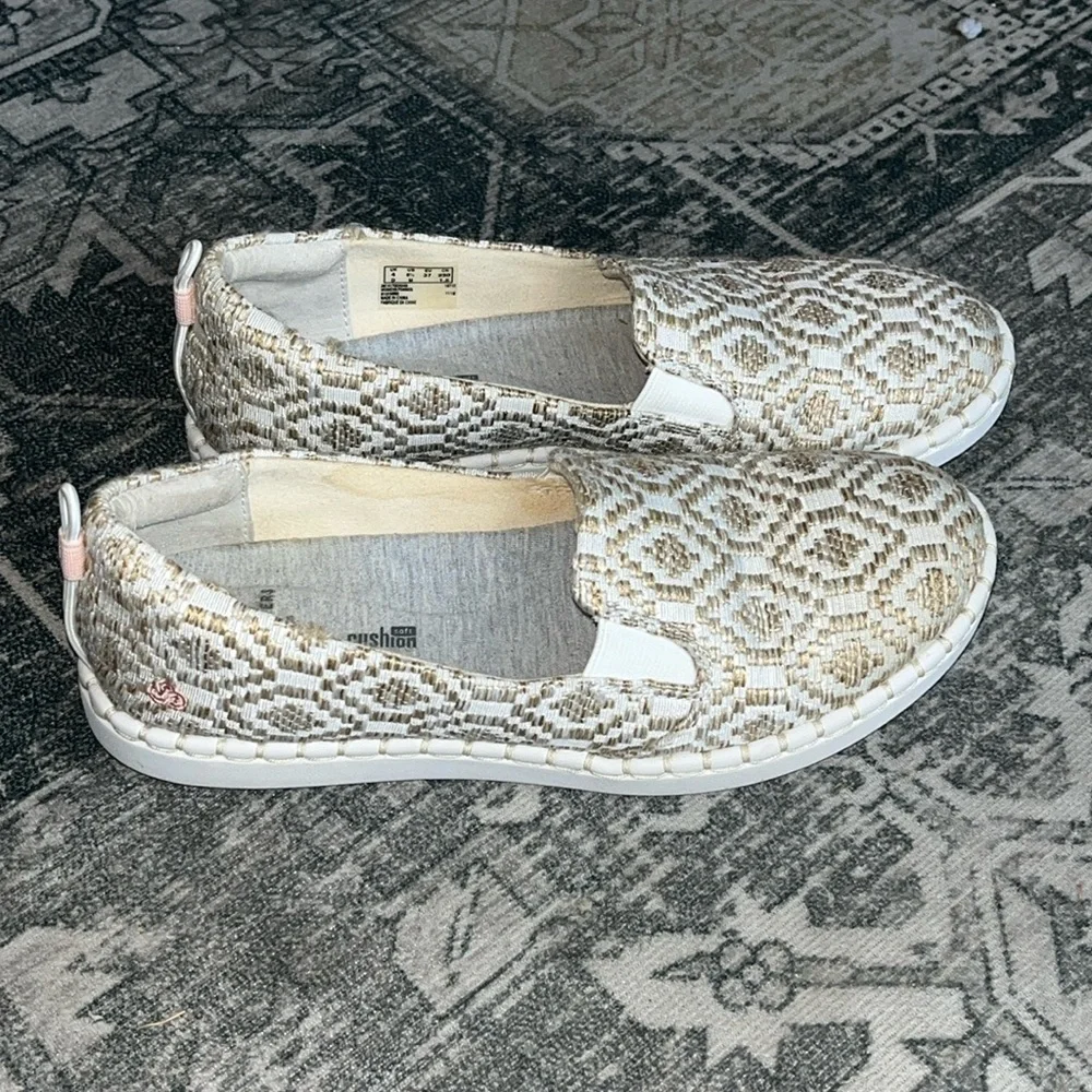 Clark’s women’s Step Glow Slip Natural size 6.5